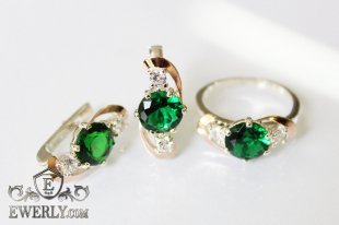 Сережки і кільце зі срібла з зеленими каменями, фото